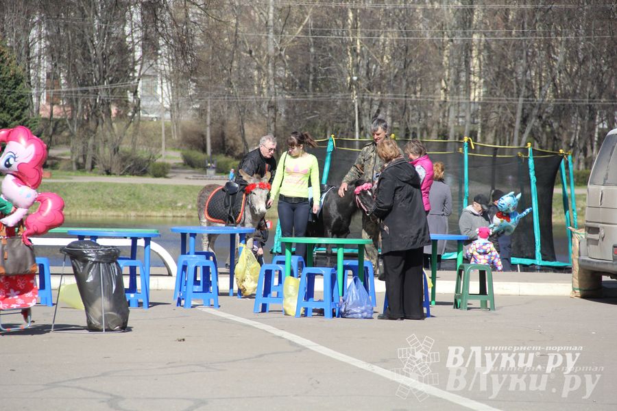 Универсальная торговая ярмарка «Весна-2015» прошла в Великих Луках (фото)