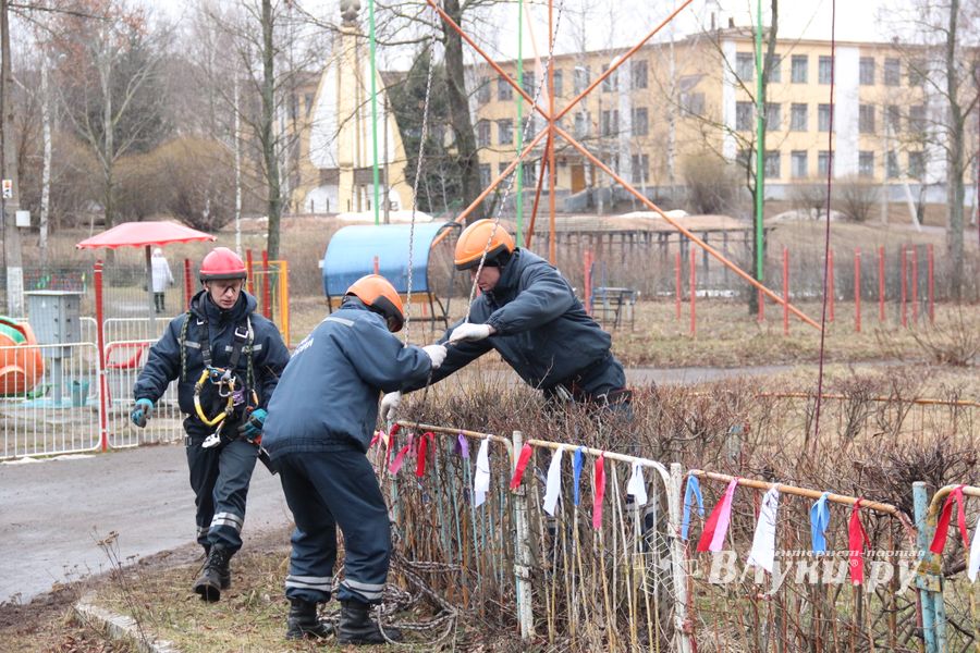 В Великих Луках в Парке культуры и отдыха полным ходом идёт подготовка к празднованию Масленицы (фото)