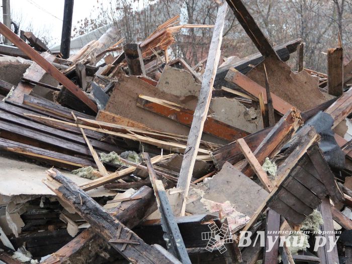 В Великих Луках сносят барак (ФОТО)