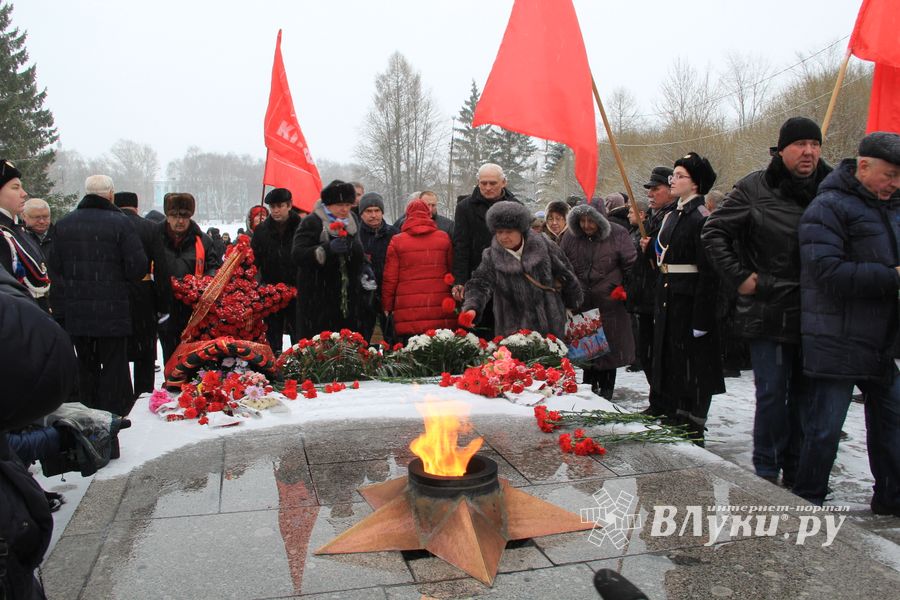 В Аллее Героев в Великих Луках прошёл Торжественный митинг  (ФОТО)