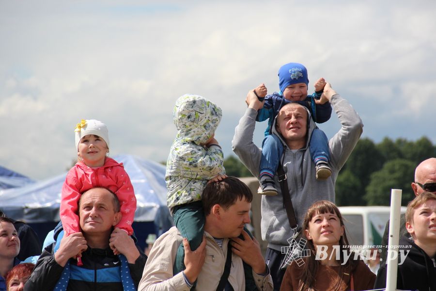 В Великих Луках проходит 7-й Фестиваль авиамодельного спорта (ФОТО)