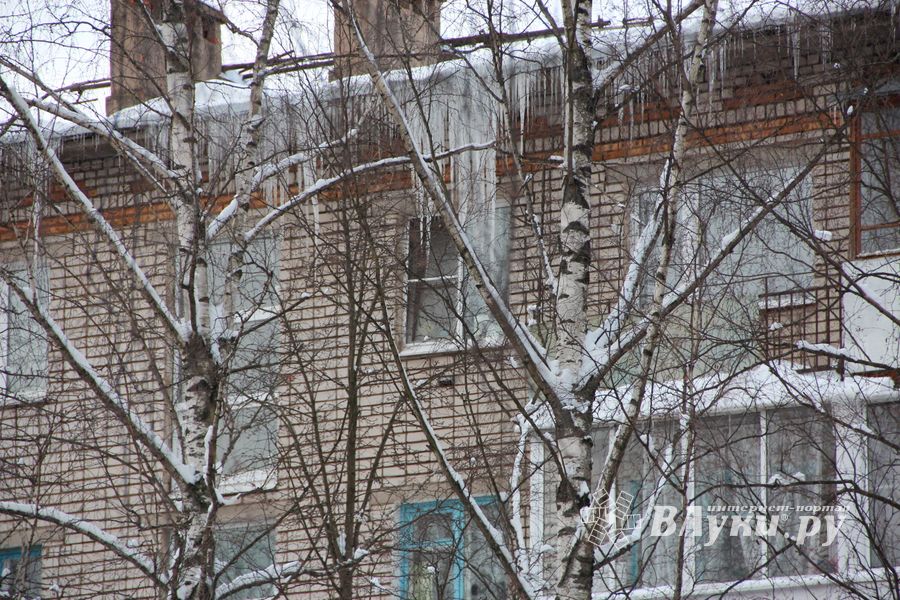 Сосульки в Великих Луках продолжают расти