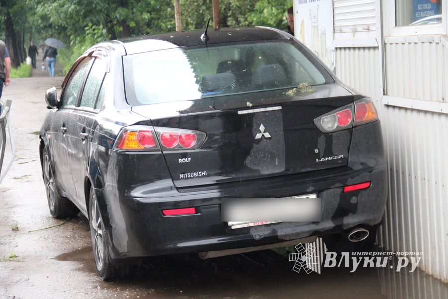 В Великих Луках автомобиль протаранил ограждение и «припарковался» на остановке (ФОТО)