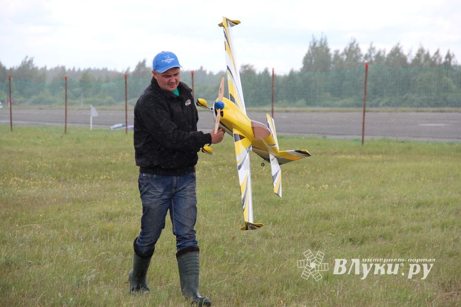 В Великих Луках проходит 7-й Фестиваль авиамодельного спорта (ФОТО)