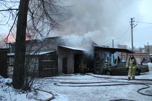 В Великих Луках горел автосервис (фото)
