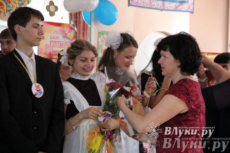 В Великих Луках прозвенели «Последние звонки»