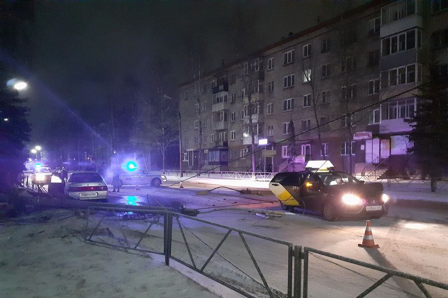 На проспекте Гагарина автомобили сбили столб (ФОТО)