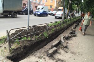 На Октябрьском в Великих Луках обновляют тротуар (ФОТО)