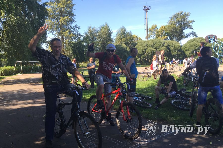 В день физкультурника в Великих Луках прошел велопробег (фото).