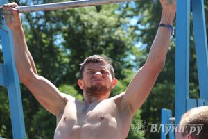 В Великих Луках состояли соревнования по подтягиванию на турнике (фото)