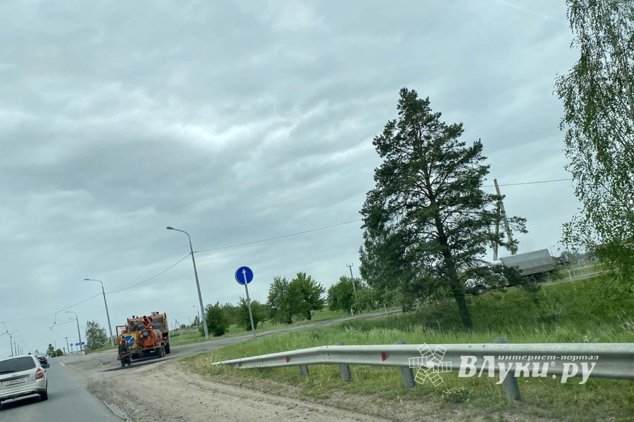 На развязке с трассой М-9 идёт ямочный ремонт (ФОТО)