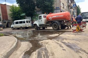 Ремонтировать ул. К. Либкнехта мешают припаркованные автомобили (ФОТО)