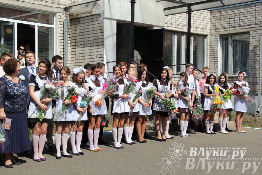 В Великих Луках прозвенели «Последние звонки»