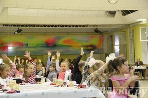 100 будущих первоклассников Великих Лук получили в подарок рюкзаки и школьные принадлежности