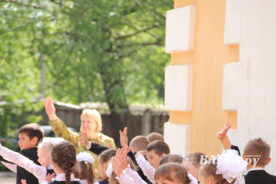 В Великих Луках прозвенели «последние» звонки (ФОТО)