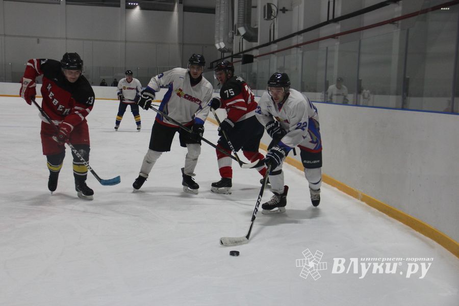 Две великолукские команды хоккеистов одержали победы в домашних матчах (ФОТО)