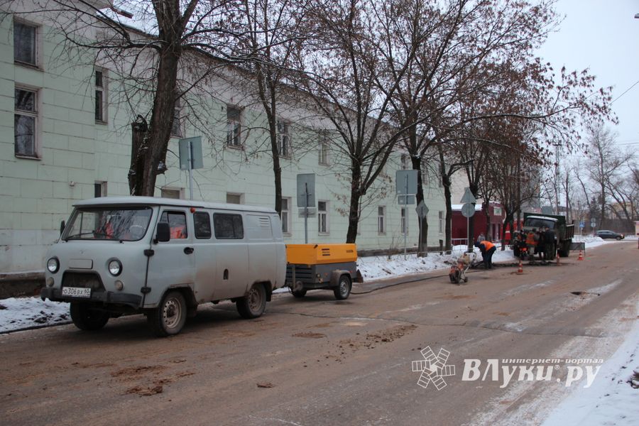 И в оттепель, и в мороз в Великих Луках продолжается ремонт дорог (ФОТО)