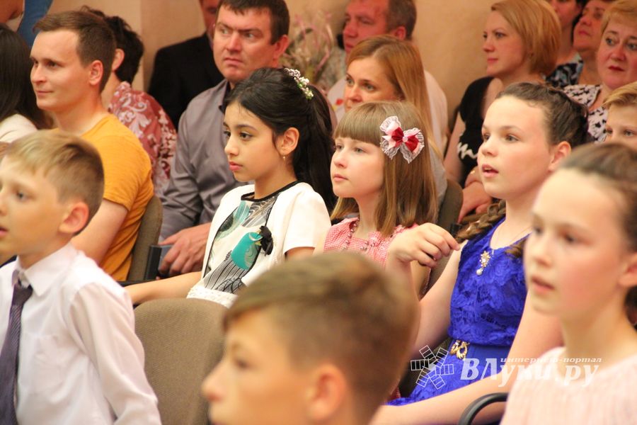 В школе №13 чествовали вчерашних учеников начальной школы (ФОТО)