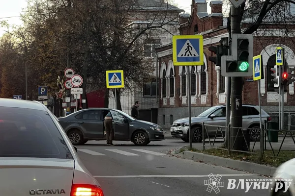 В Великих Луках из-за ДТП затруднено движение (ФОТО)