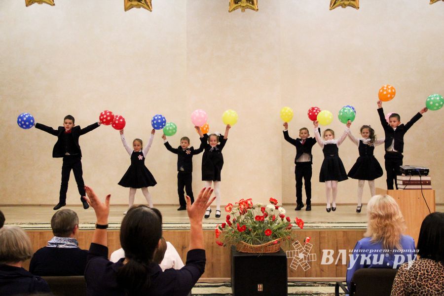 Великолукским учителям признались в любви (ФОТО)