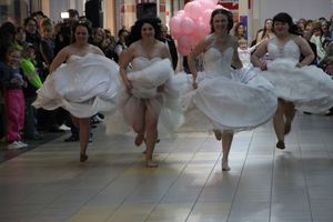 В Великих Луках бегали невесты (ФОТО)