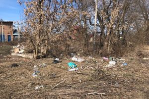 На набережной Лазавицкой угрожающе растёт помойка (ФОТО)