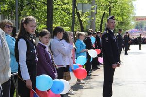 9 мая в Великих Луках. Шествие и салют