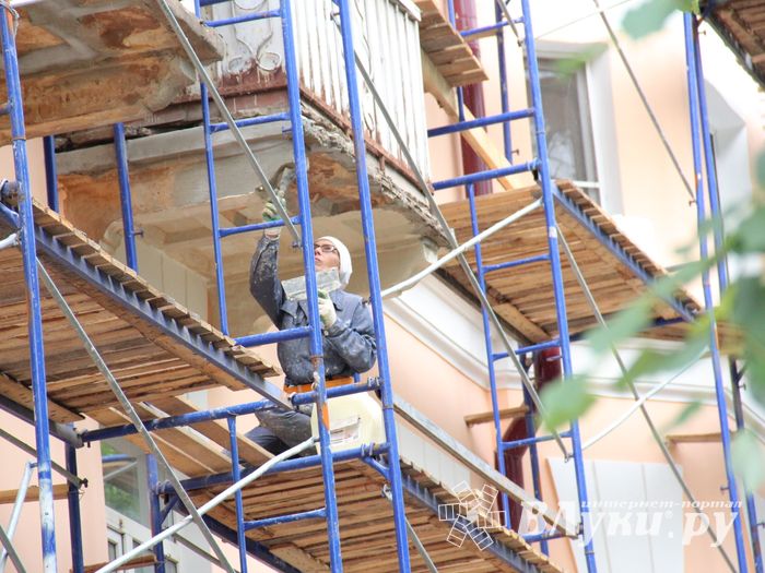 В Великих Луках сажают, стригут и красят (ФОТО)