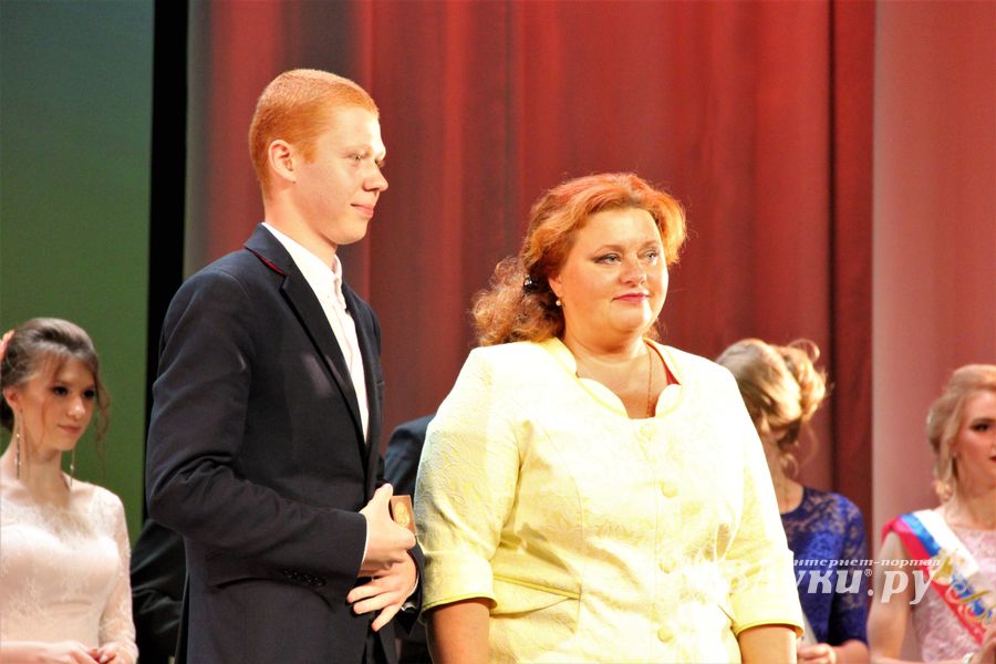 Великолукским выпускникам вручили медали «За особые успехи в учении» (ФОТО)