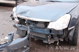 В Великих Луках у моста произошло ДТП (фото)