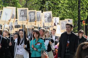 9 мая в Великих Луках. Шествие и салют