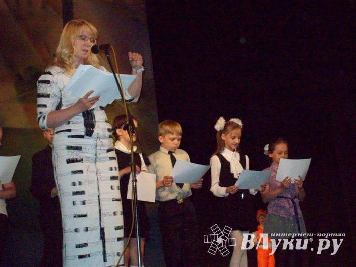 Великолукская школа № 2 торжественно подвела итоги года 
