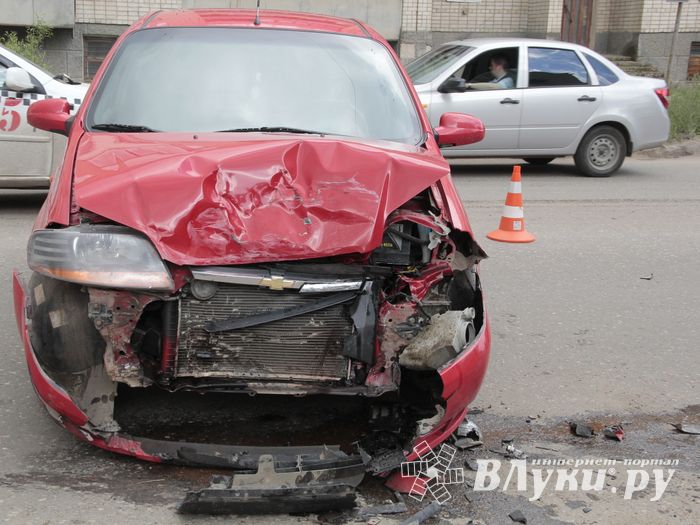 Фотофакт: ДТП на Холмской Великих Луках