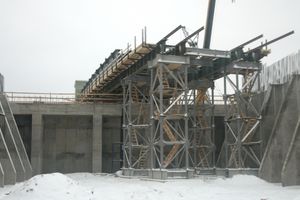 В Великих Луках продолжается сборка металлоконструкций пролетного строения путепровода (ФОТО)