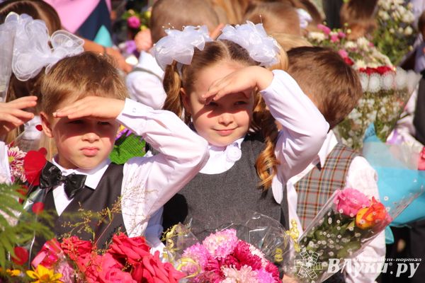 Самую многочисленную школу Великих Лук пополнили 116 первоклассников (ФОТО)