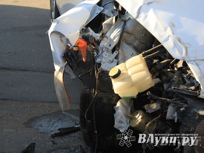 В Великих Луках столкнулись Мерседес и Мазда (фото)