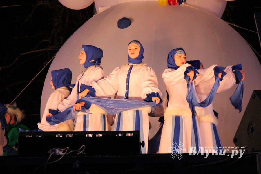 В Великих Луках зажгли Ёлку (ФОТО)