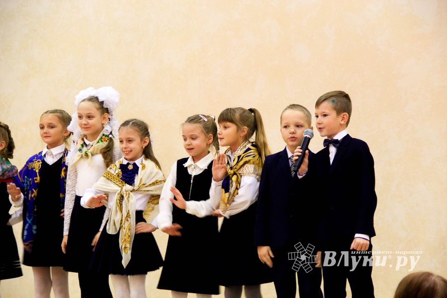 В Великих Луках поздравляют мам (ФОТО)