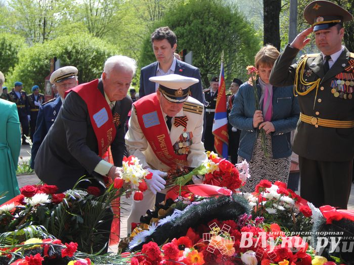 Парад Победы в Великих Луках (фото)