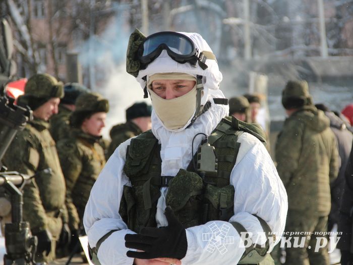 Великолучанам показывают армейскую технику и кормят кашей (6+) (ФОТО)