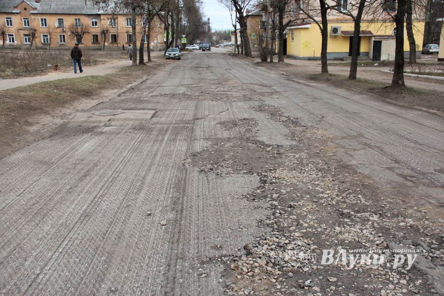 В Великих Луках загодя фрезеруют дороги (ФОТО)