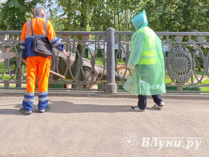 На центральном мосту затруднено движение (ФОТО)