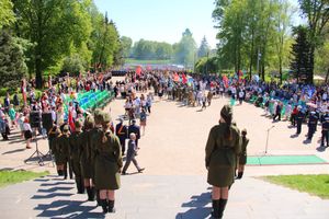 По центральному проспекту Великих Лук прошёл  «Бессмертный полк» (0+) (ФОТО)
