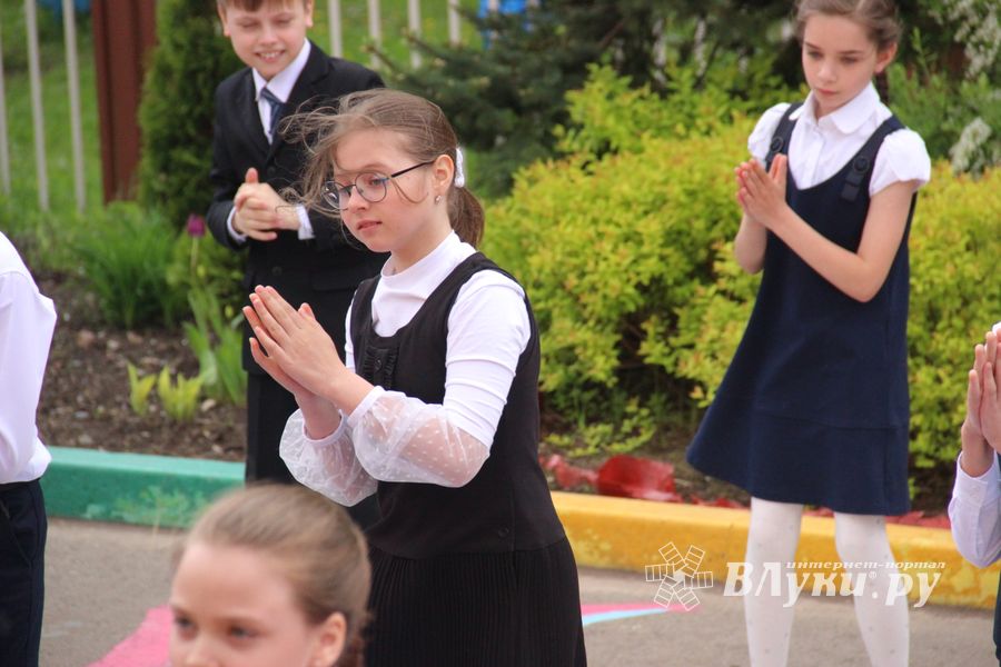 Танцевальный флешмоб в школе№13 в честь окончания начальной школы (ФОТО, ВИДЕО)