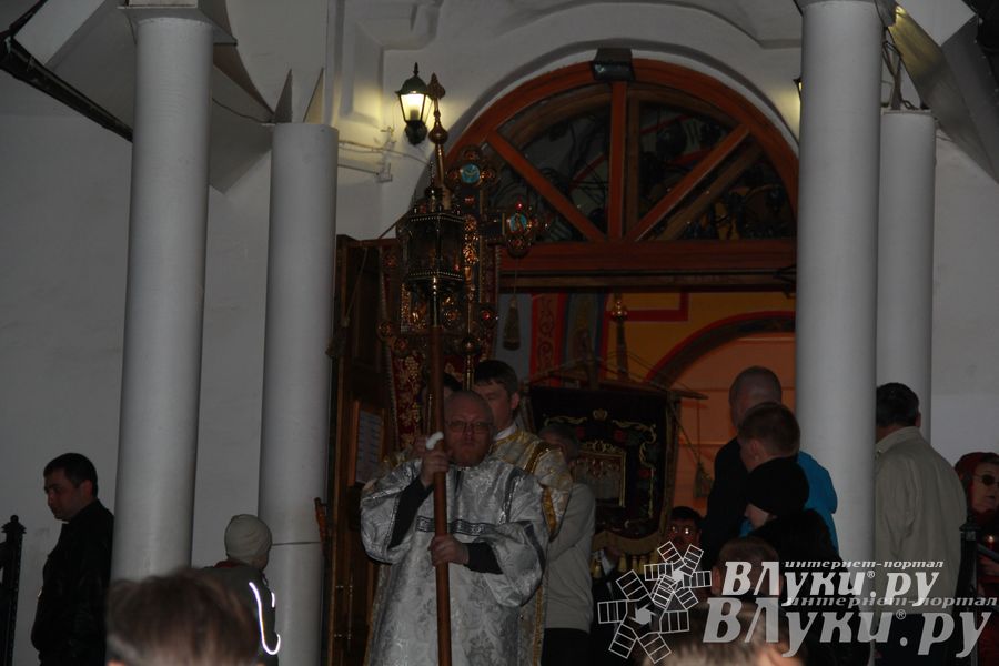 Крестным ходом встредили великолучане светлый праздник Пасхи