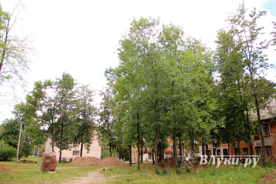 Старый камень в новом сквере (ФОТО)