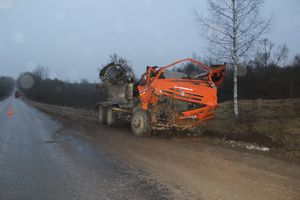 В районе деревни Булынино перевернулась бетономешалка (ФОТО)