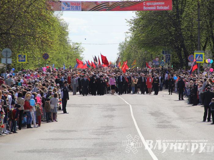 Парад Победы в Великих Луках (фото)