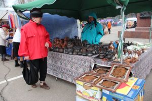 В Великих Луках проходит Весенняя ярмарка