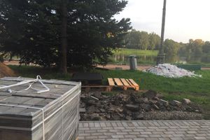 В центральном парке Великих Лук продолжаются ремонтные работы (фото)